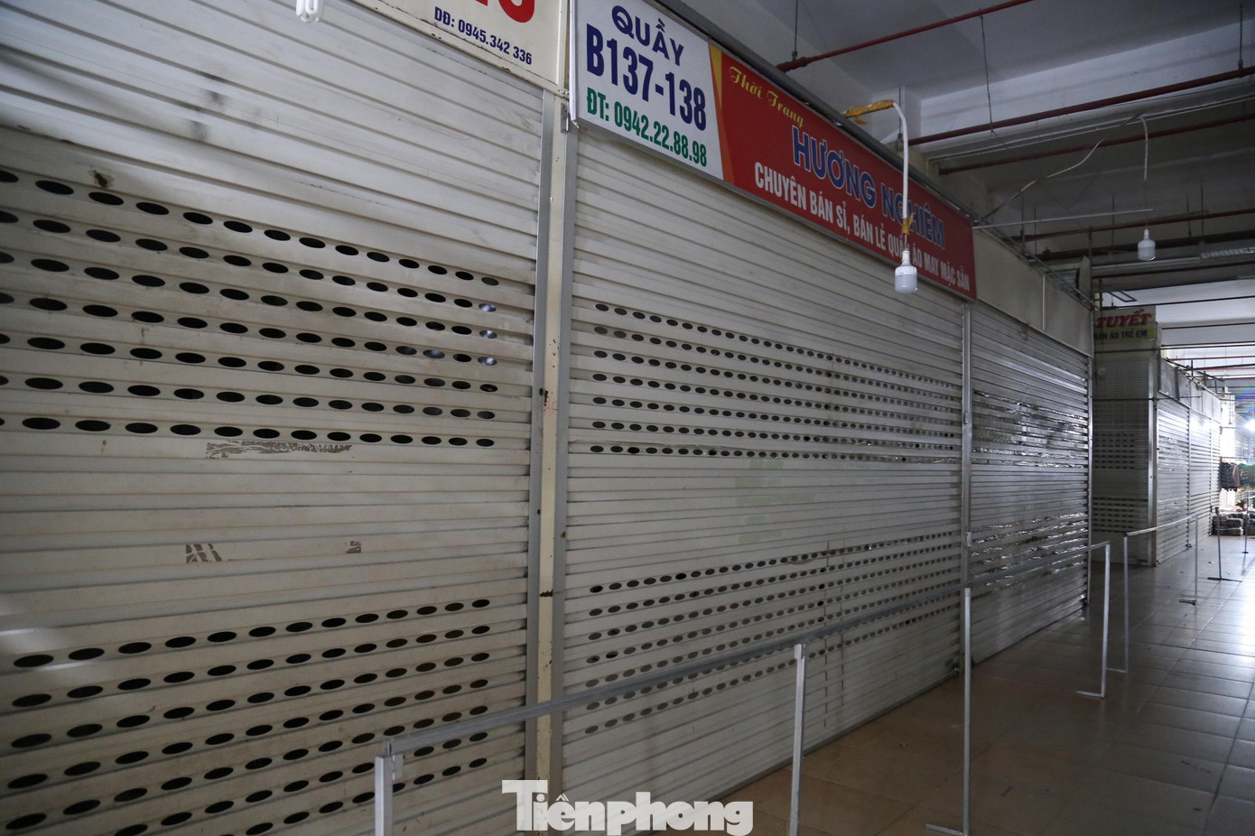 Chị Trần Thu Trang, tiểu thương bán quần áo ở chợ Vinh cho biết: “Cả dãy 10 ki-ốt thì chỉ có 2,3 ki-ốt mở cửa thôi. Những gian hàng bên cạnh từ ra Tết đến nay đều chưa mở hàng kinh doanh. Phần vì có người nhiễm COVID-19, phần vì tâm lý lo ngại dịch bệnh nên nhiều hộ vẫn chưa mở hàng”.