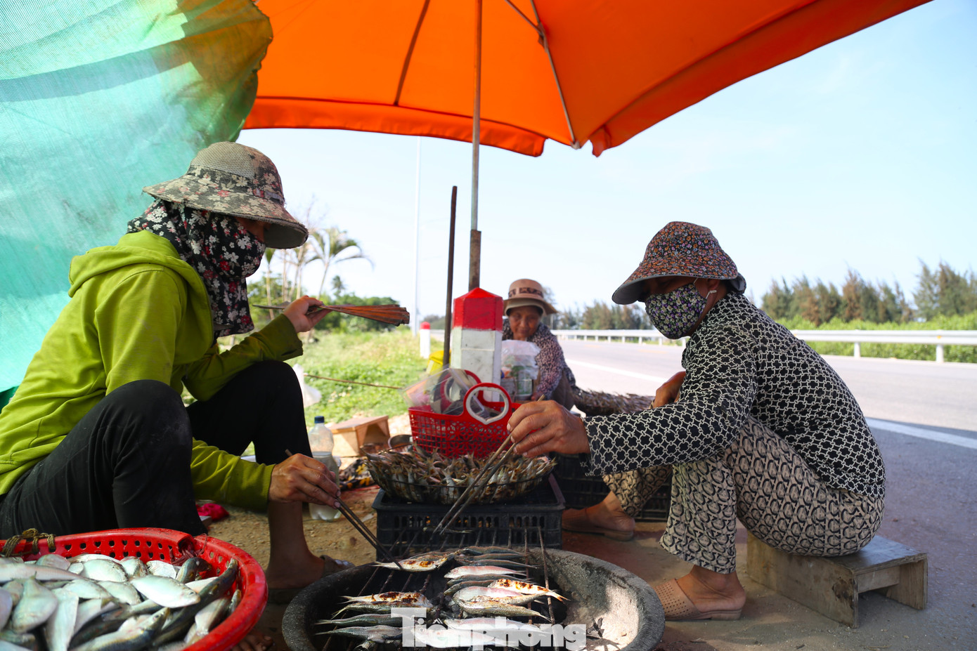 “Trung bình một ngày tôi nướng khoảng 3 yến cá, phục vụ khách tại chỗ hoặc đưa ra chợ. Dịp nghỉ lễ 30/4 này, nhiều khách đi du lịch ngang qua ghé mua nên bán được nhiều. Hôm qua, có khách đi qua mua 5kg. Có thời điểm, nướng không kịp bán”, một tay cầm quạt, một tay cầm đũa trở cá, chị Lệ chia sẻ.