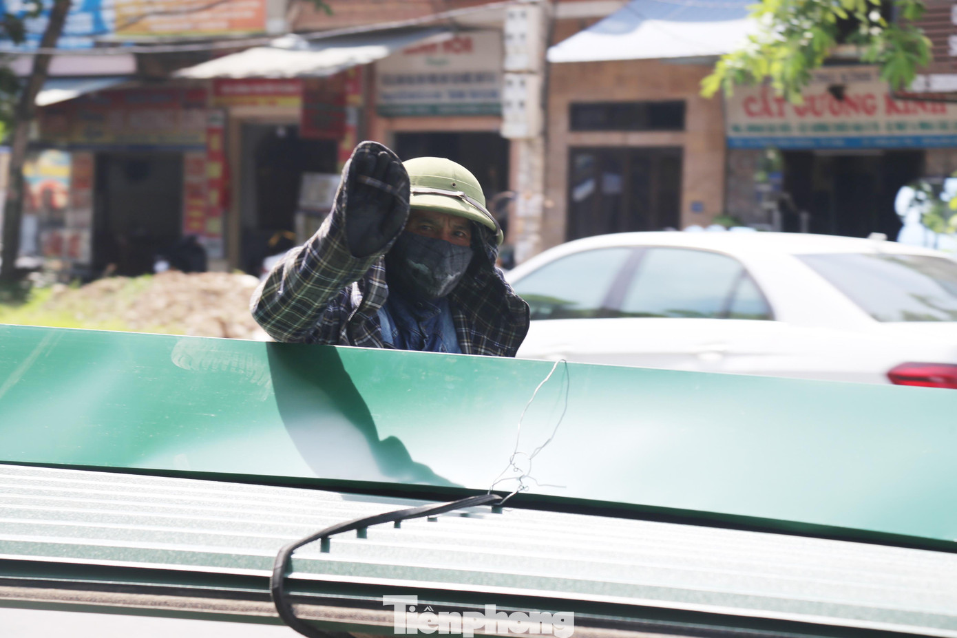 Dù đã mặc 2,3 lớp áo, đeo khẩu trang, tất tay, tất chân nhưng sức nóng vẫn hầm hập