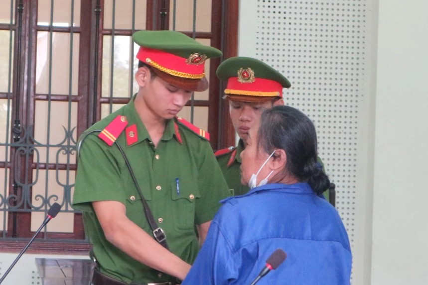 Bị cáo Phương lẳng lặng đưa tay vào còng rồi lầm lũi theo cảnh sát dẫn giải ra xe về trại giam. Bị cáo Phương lẳng lặng đưa tay vào còng rồi lầm lũi theo cảnh sát dẫn giải ra xe về trại giam.