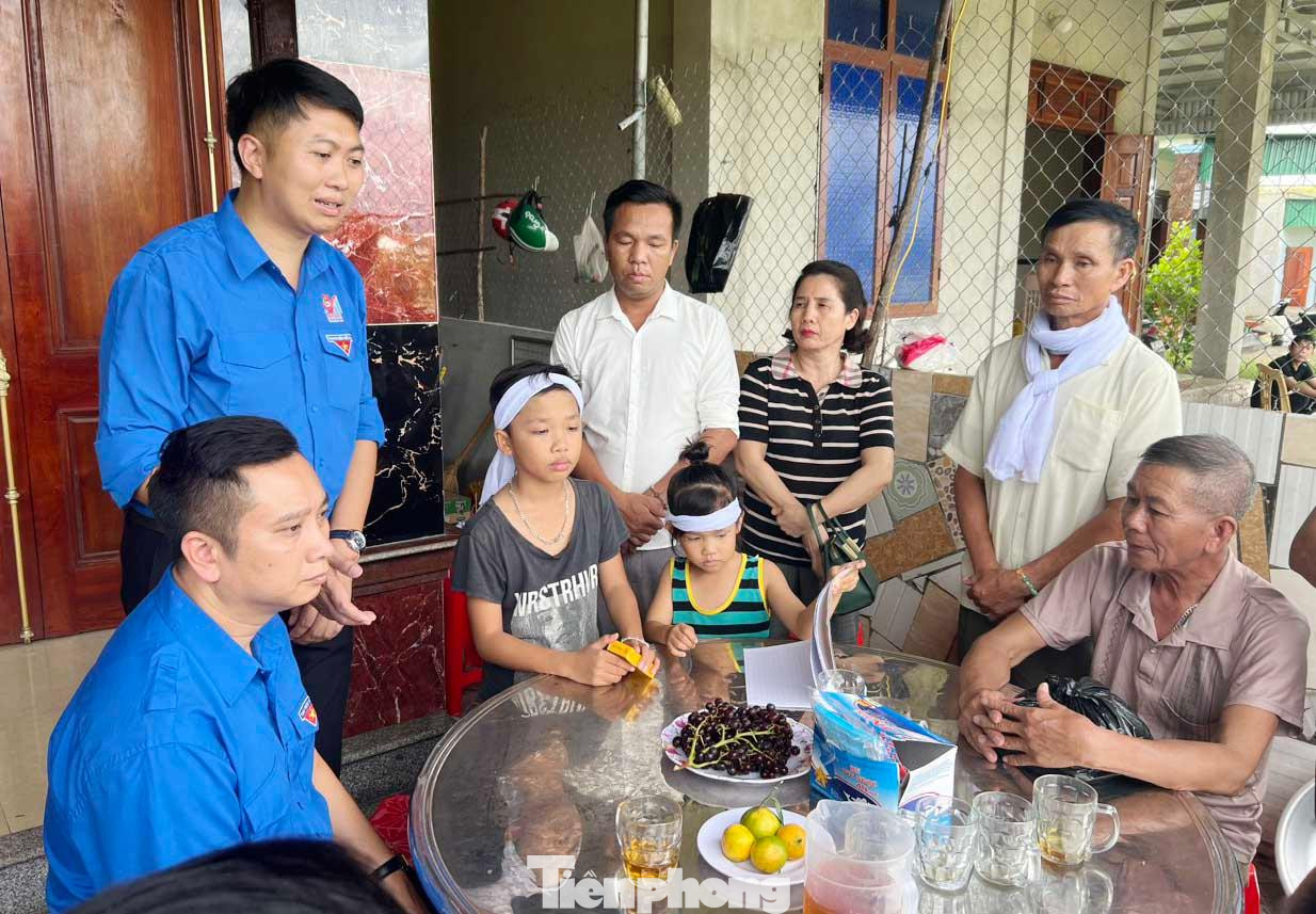 Thăm hỏi, động viên gia đình