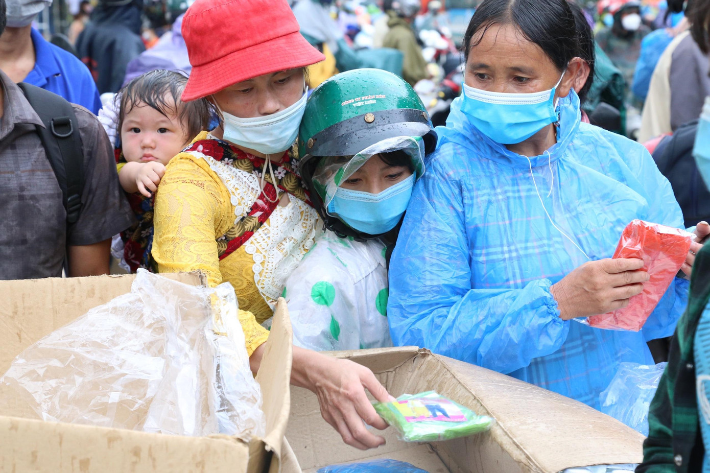 Những cơn mưa bất chợt khiến người dân "trở tay không kịp". Do vậy, những chiếc áo mưa tiện lợi phần nào giúp bà con không bị ướt. Những cơn mưa bất chợt khiến người dân "trở tay không kịp". Do vậy, những chiếc áo mưa tiện lợi phần nào giúp bà con không bị ướt.