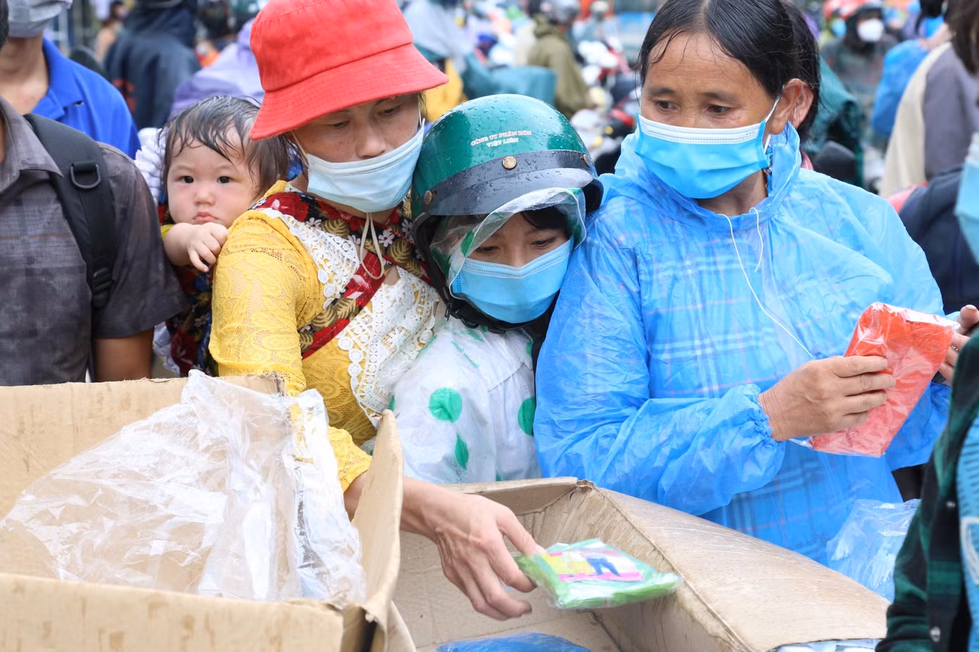 Những cơn mưa bất chợt khiến người dân "trở tay không kịp". Do vậy, những chiếc áo mưa tiện lợi phần nào giúp bà con không bị ướt.