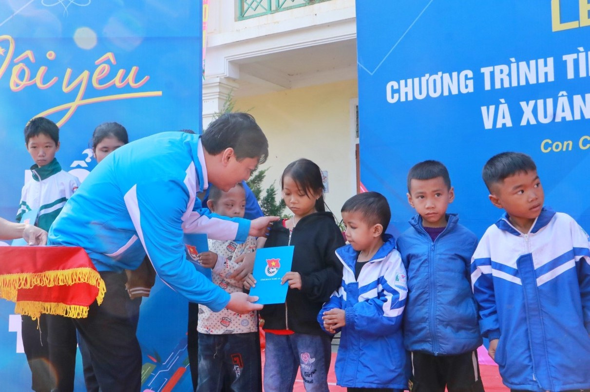 Anh Đỗ Tuấn Hanh – Phó trưởng Ban Thanh niên công nhân và đô thị T.Ư Đoàn trao quà cho các em nhỏ có hoàn cảnh khó khăn Anh Đỗ Tuấn Hanh – Phó trưởng Ban Thanh niên công nhân và đô thị T.Ư Đoàn trao quà cho các em nhỏ có hoàn cảnh khó khăn