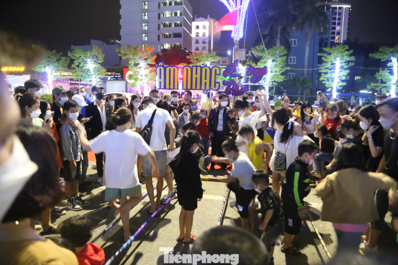 Bên cạnh các sân khấu âm nhạc đường phố là không gian trò chơi văn hóa dân gian truyền thống như nhảy sạp… để du khách vui chơi.