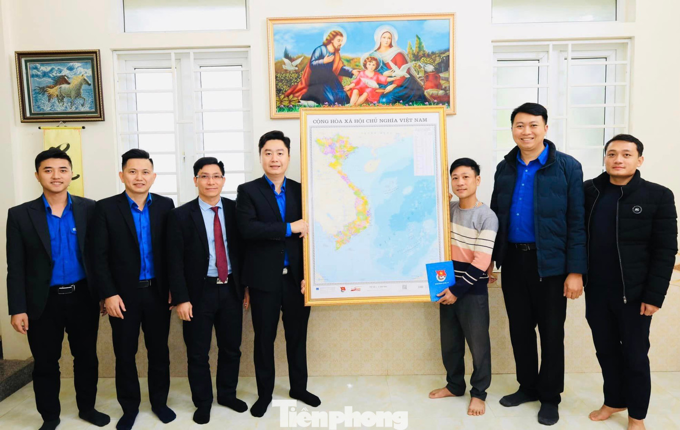 Gần 1.000 bản đồ đã được các cấp bộ Đoàn toàn tỉnh Nghệ An trao tặng ngay sau lễ phát động. Trong ảnh, anh Lê Văn Lương – Uỷ viên Ban Thường vụ T.Ư Đoàn, Bí thư Tỉnh đoàn Nghệ An trao tặng cho các thanh niên công giáo tiêu biểu.