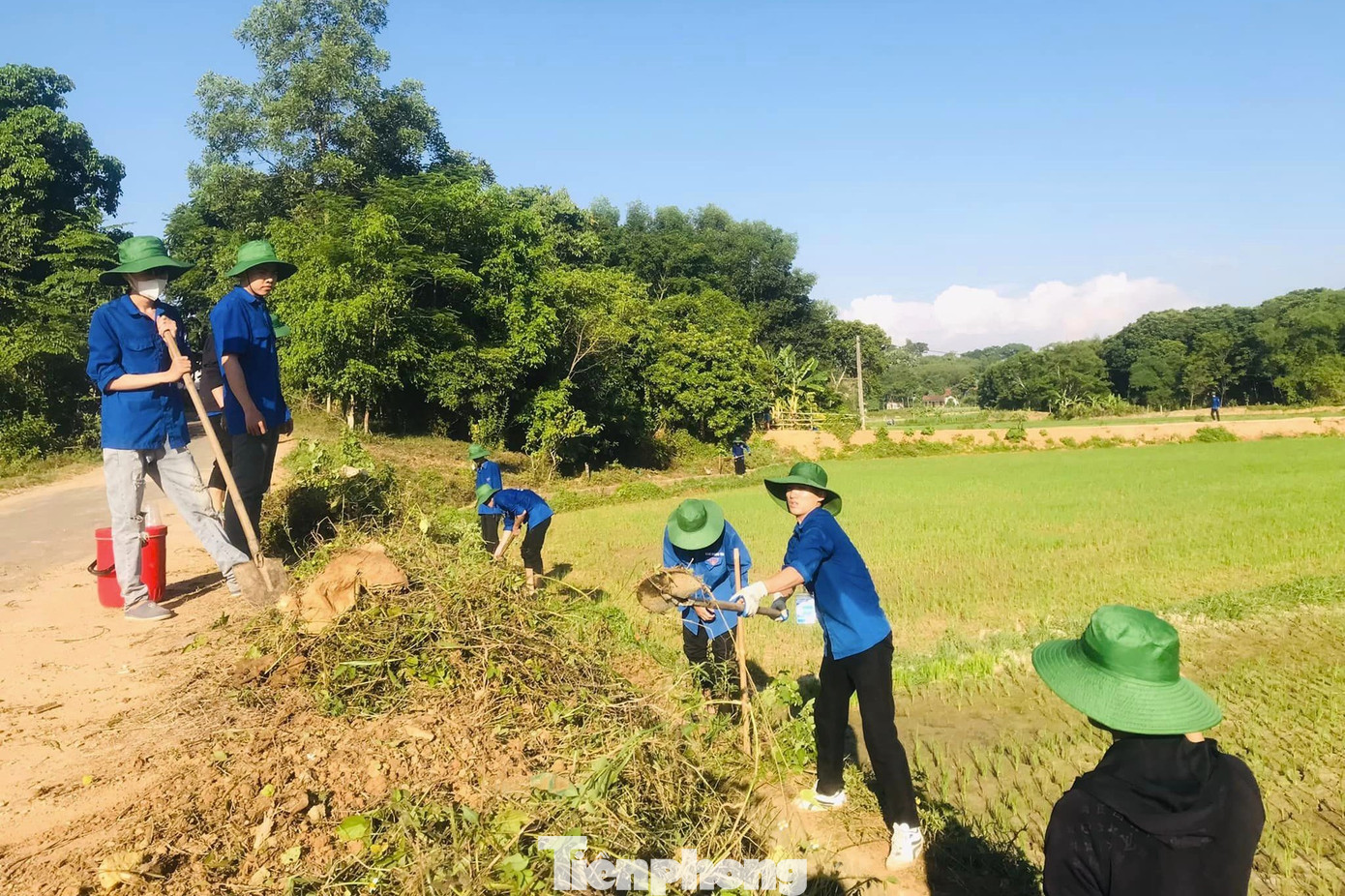 Dù thời tiết nắng nóng nhưng các tình nguyện viên đã nạo vét được hơn 1,5km kênh mương nội đồng phục vụ nước tưới đồng ruộng cho bà con.
