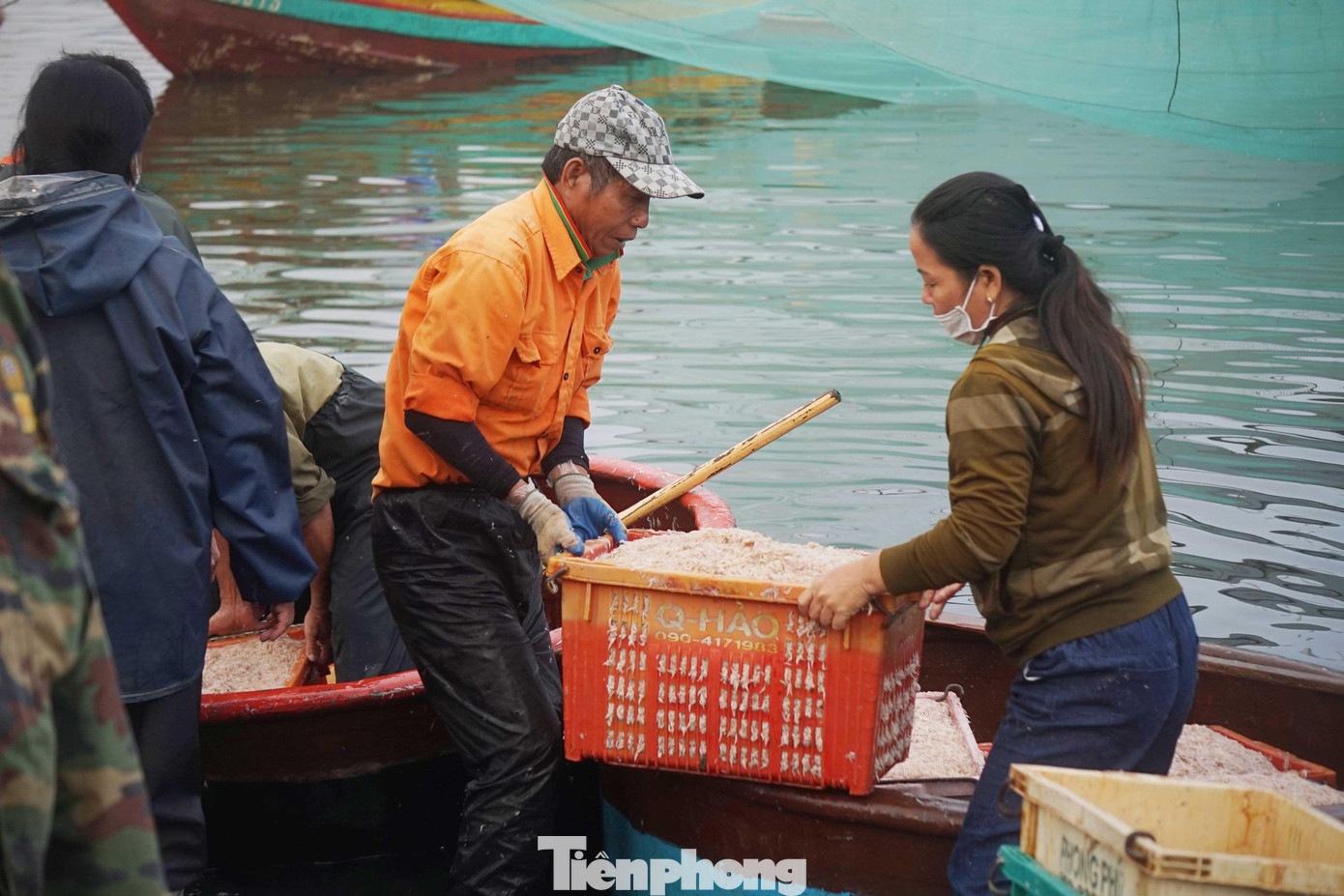 Ông Nguyên, chủ thuyền vừa cập bờ được 3 tấn ruốc. Bán cho thương lái thu về khoảng 25 triệu đồng.