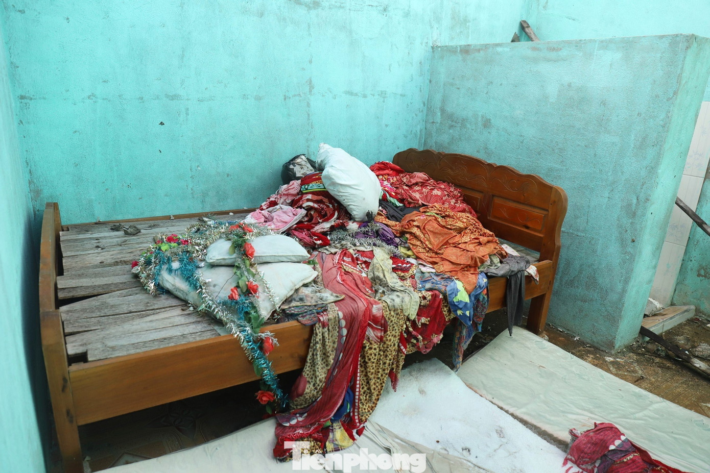Bên trong phòng vẫn còn nhiều vật dụng chưa được thu dọn.