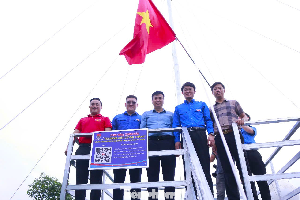 Công trình Cột cờ Đại Thắng là một chứng nhân lịch sử của nhân dân Nghệ An trong ngày đại thắng mùa Xuân 30/4/1975. Công trình được Liên hiệp Công đoàn Nghệ An (nay là Liên đoàn Lao động tỉnh Nghệ An) lên kế hoạch xây dựng từ ngày 20/4/1975 sau khi có tin tức khẳng định quân ta chắc chắn sẽ giải phóng miền Nam, thống nhất đất nước trong vài ngày tiếp theo. Để hoàn thành công trình, Công đoàn cơ sở Nhà máy Điện Vinh được phân công chuẩn bị dựng một cột cờ bằng sắt cao 12m ở điểm cao nhất trên đỉnh núi Dũng Quyết; Xí nghiệp May công nghiệp tại ngã tư chợ Vinh được phân công may 2 lá cờ lớn, chiều dài 4m, chiều rộng 3m để treo lên cột cờ.