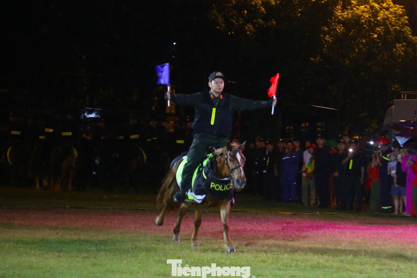 Kỹ thuật điều khiển ngựa chạy đại giải phóng 2 tay. Đây là kỹ thuật khó, đòi hỏi cán bộ, chiến sỹ phải có tinh thần dũng cảm, thường xuyên luyện tập mới có thể vừa điều khiển ngựa vừa sử dụng các loại vũ khí, công cụ hỗ trợ khi ngồi trên lưng ngựa, là động tác cơ bản đầu tiên để huấn luyện các nội dung kỹ, chiến thuật chiến đấu.