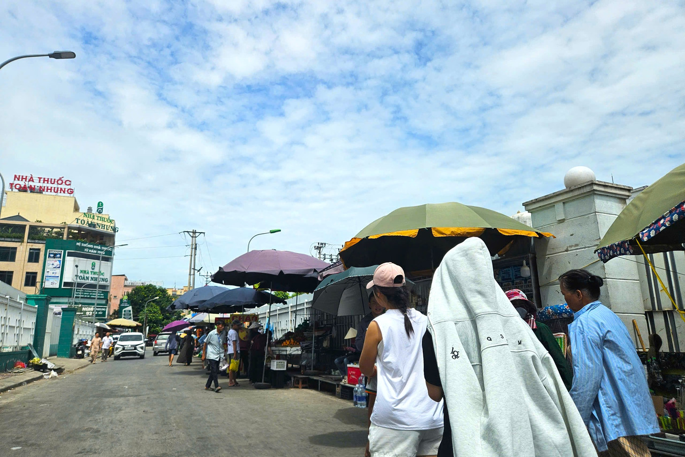“Chợ cóc” mọc lên không chỉ gây mất mỹ quan đô thị mà còn mất an toàn giao thông, an ninh trật tự. Để đảm bảo an toàn giao thông, đường thông hè thoáng, các cấp chính quyền địa phương cần phải vào cuộc một cách quyết liệt hơn, trả lại cảnh quan đô thị lịch sự, văn minh.