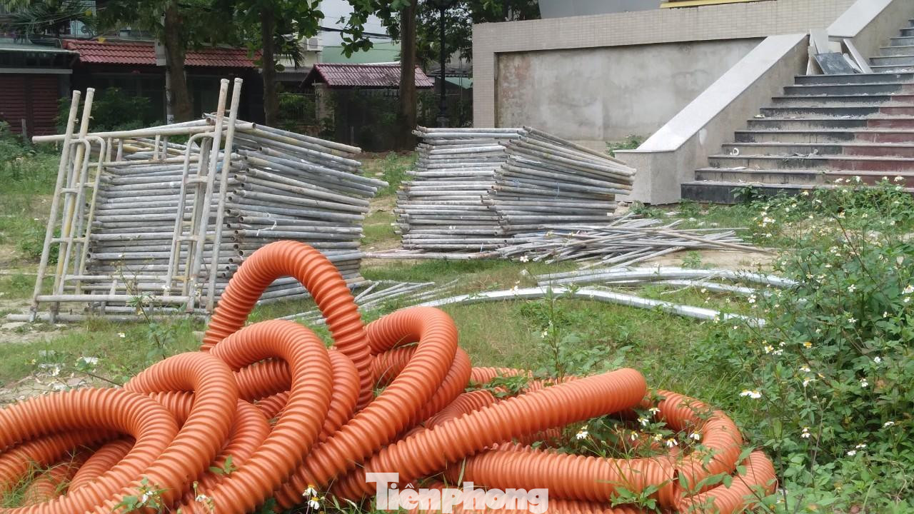 Ghi nhận tại hiện trường, một số hạng mục mà chủ đầu tư cho là đã hoàn thiện hiện vẫn còn dở dang. Khu vực trước cổng dự án ngổn ngang vật liệu xây dựng, cỏ cây mọc um tùm. Trên công trường, lác đác vài ba công nhân đang sơn sửa lại một số hạng mục để lâu ngày đã hư hỏng.