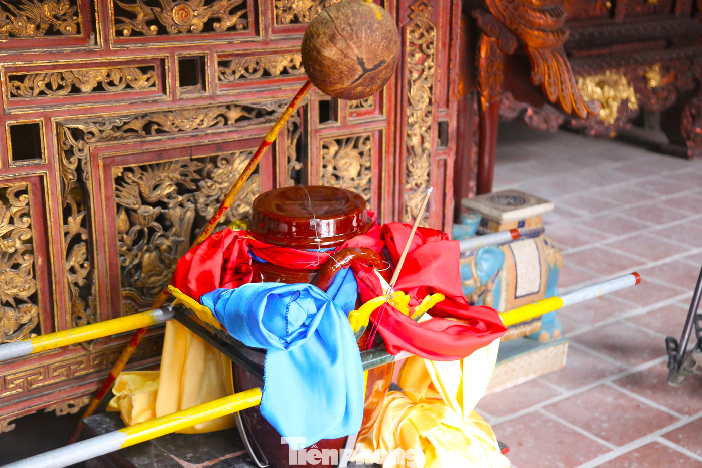 Dụng cụ đựng nước là chum sành. Nước dâng lên vua Mai Hắc Đế được lấy giữa dòng xoáy nên trong vắt. Dụng cụ đựng nước là chum sành. Nước dâng lên vua Mai Hắc Đế được lấy giữa dòng xoáy nên trong vắt.