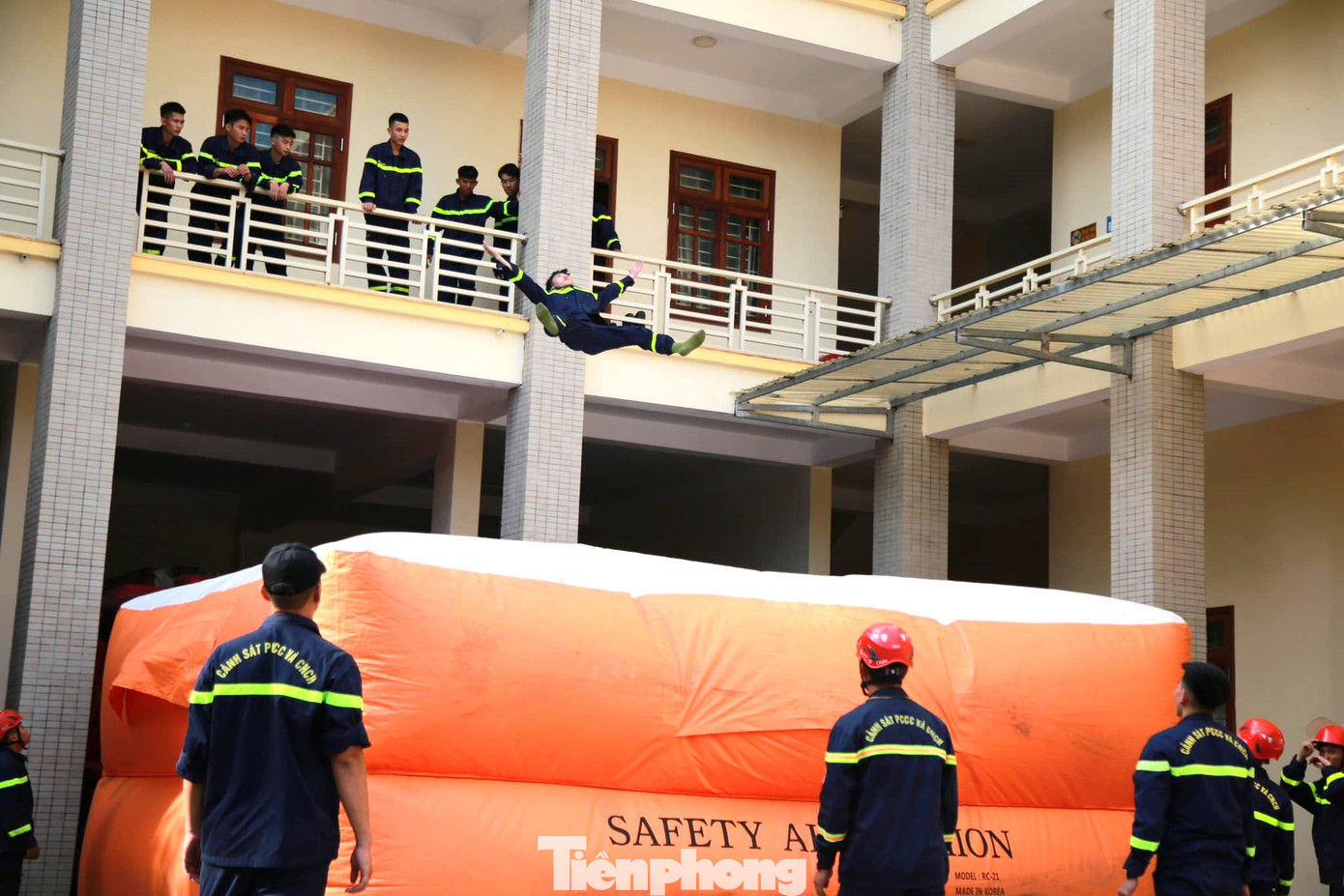 Các chiến sỹ cảnh sát PCCC và Cứu nạn cứu hộ, Công an tỉnh Nghệ An đã trình diễn, hướng dẫn cho các em học sinh, người dân kỹ thuật sử dụng dây cứu nạn cứu hộ và sử dụng đệm hơi để cứu người trên tầng cao.