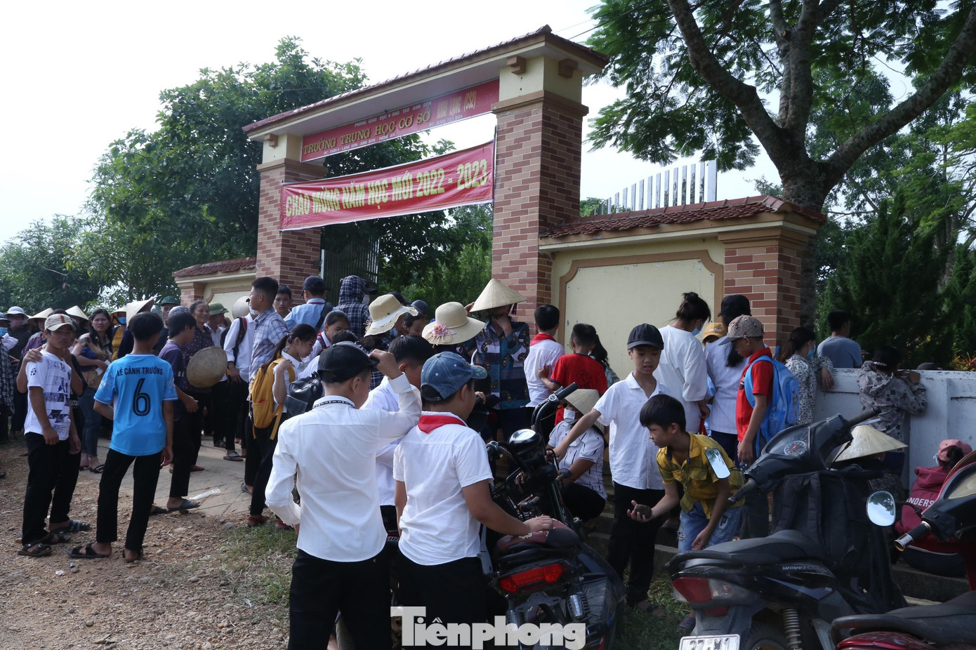 Trước cổng trường tập trung rất đông phụ huynh và học sinh sáng 7/9 Trước cổng trường tập trung rất đông phụ huynh và học sinh sáng 7/9