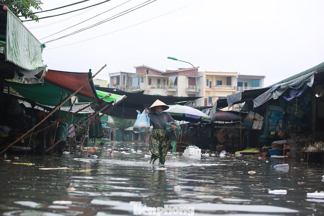 Được biết, trong ngày 30/9, TP Vinh đã huy động 3 máy bơm công suất 600 m3/giờ để tiêu úng cho khu vực đình Tây chợ Vinh. Tuy nhiên một máy bị hỏng chưa khắc phục dẫn đến lượng nước bơm ra vẫn còn rất thấp so với lượng nước dồn vào khu vực này.