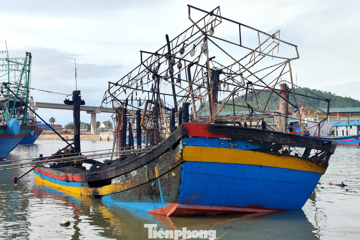 Trong 5 tàu cá của ngư dân bị cháy, chỉ có duy nhất một tàu mua bảo hiểm.