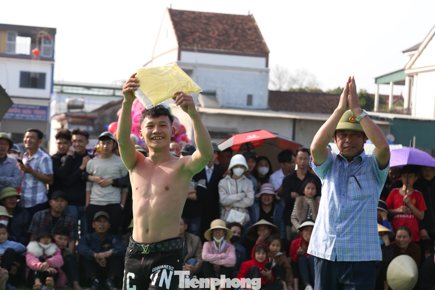 Nếu thắng, mỗi đô vật được tham gia 3 trận/buổi thi đấu. Với 3 trận toàn thắng, phần thưởng anh Nguyễn Hữu Thành giành được là một chiếc áo của ban tổ chức. "Chúng tôi tham gia đấu vật với tinh thần thượng võ và cống hiến chứ không vì giải thưởng hay thắng thua. Tất nhiên thắng thì vẫn vui hơn", anhThành chia sẻ.