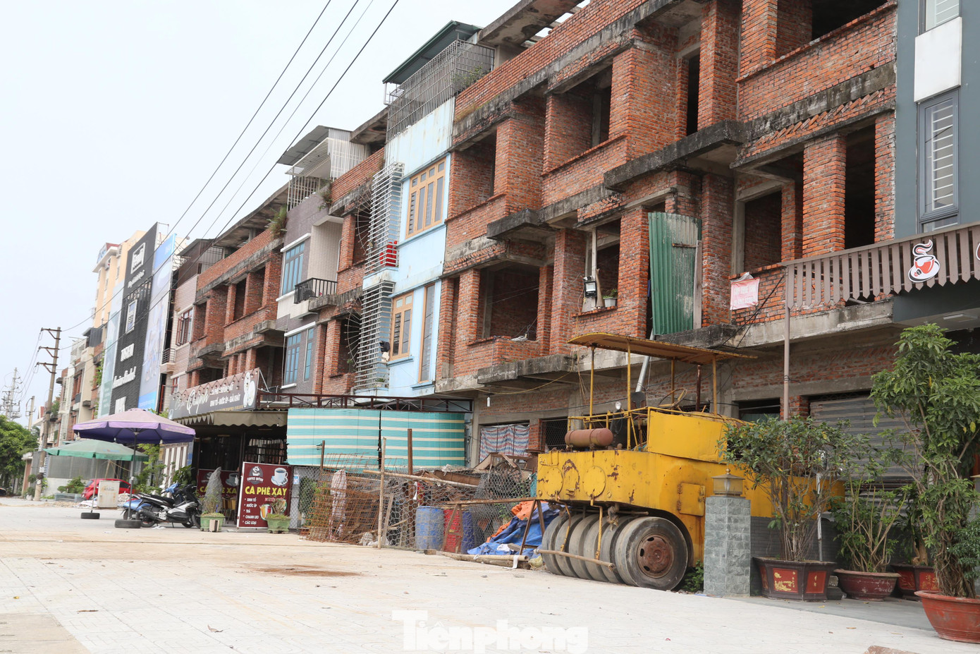 Dự án được triển khai từ năm 2003, do Công ty Cổ phần xây dựng số 9 - Vinaconex 9 làm chủ đầu tư. Tuy nhiên, đến nay, bên cạnh những ngôi nhà đã được hoàn thiện và đưa vào sử dụng, dự án này vẫn còn khá nhiều ngôi nhà đang bị bỏ hoang sau khi đã xây xong phần thô.