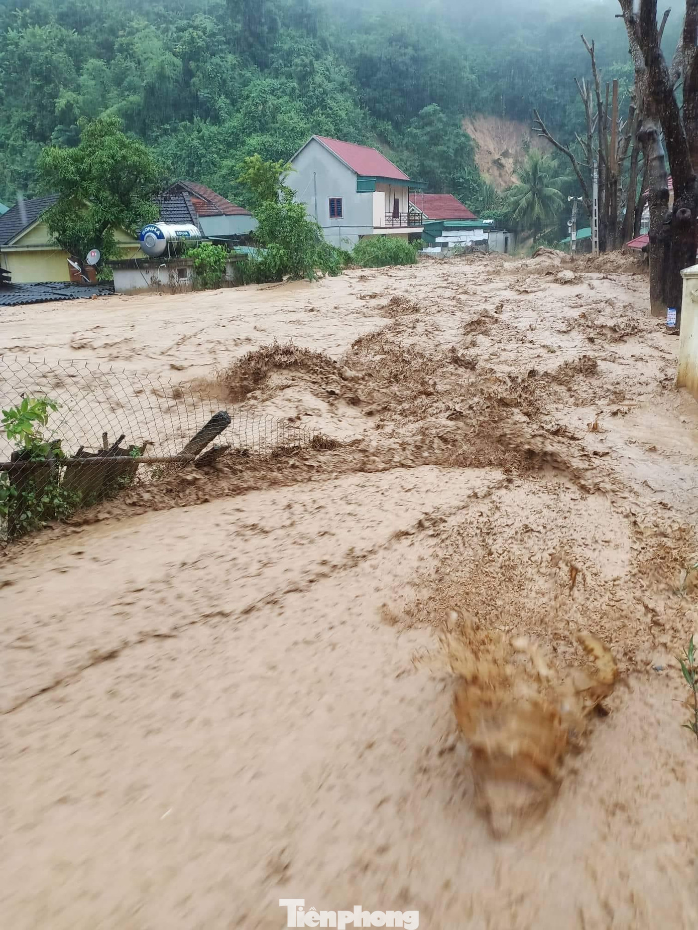 Lũ quét kinh hoàng ở Nghệ An khiến cháu bé 4 tháng tuổi bị cuốn trôi Lũ quét kinh hoàng ở Nghệ An khiến cháu bé 4 tháng tuổi bị cuốn trôi