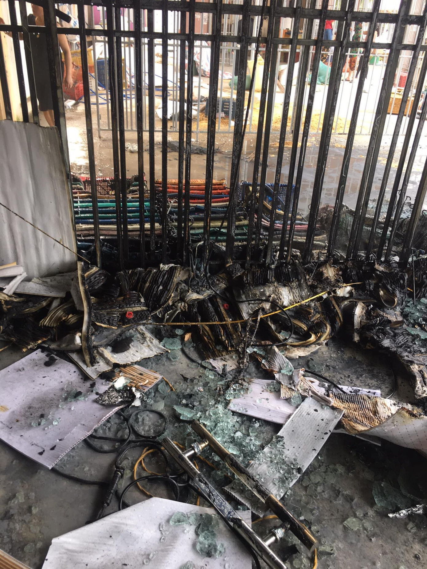 Ngọn lửa đã thiêu rụi nhiều tài sản phía trong ki ốt.