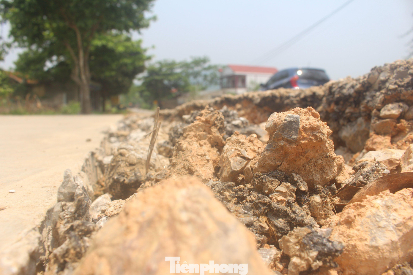 Một số chỗ nền, 2 bên đường bị cày nát bung lên đá và nhựa, đùn lại thành những ụ lớn, tiềm ẩn nguy cơ tai nạn giao thông.