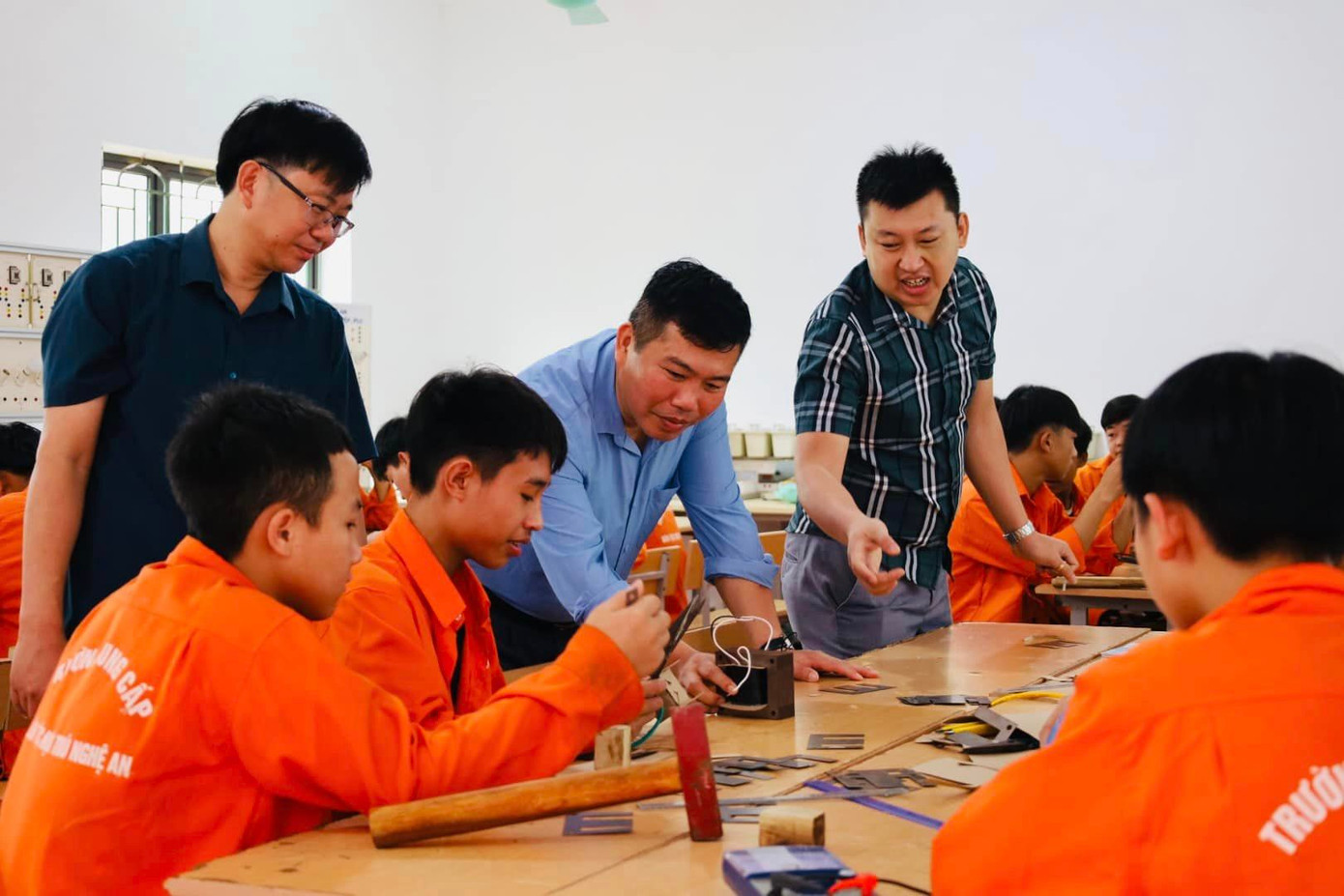 Học sinh lựa chọn đăng ký vào các trường nghề sau khi tốt nghiệp lớp 9.