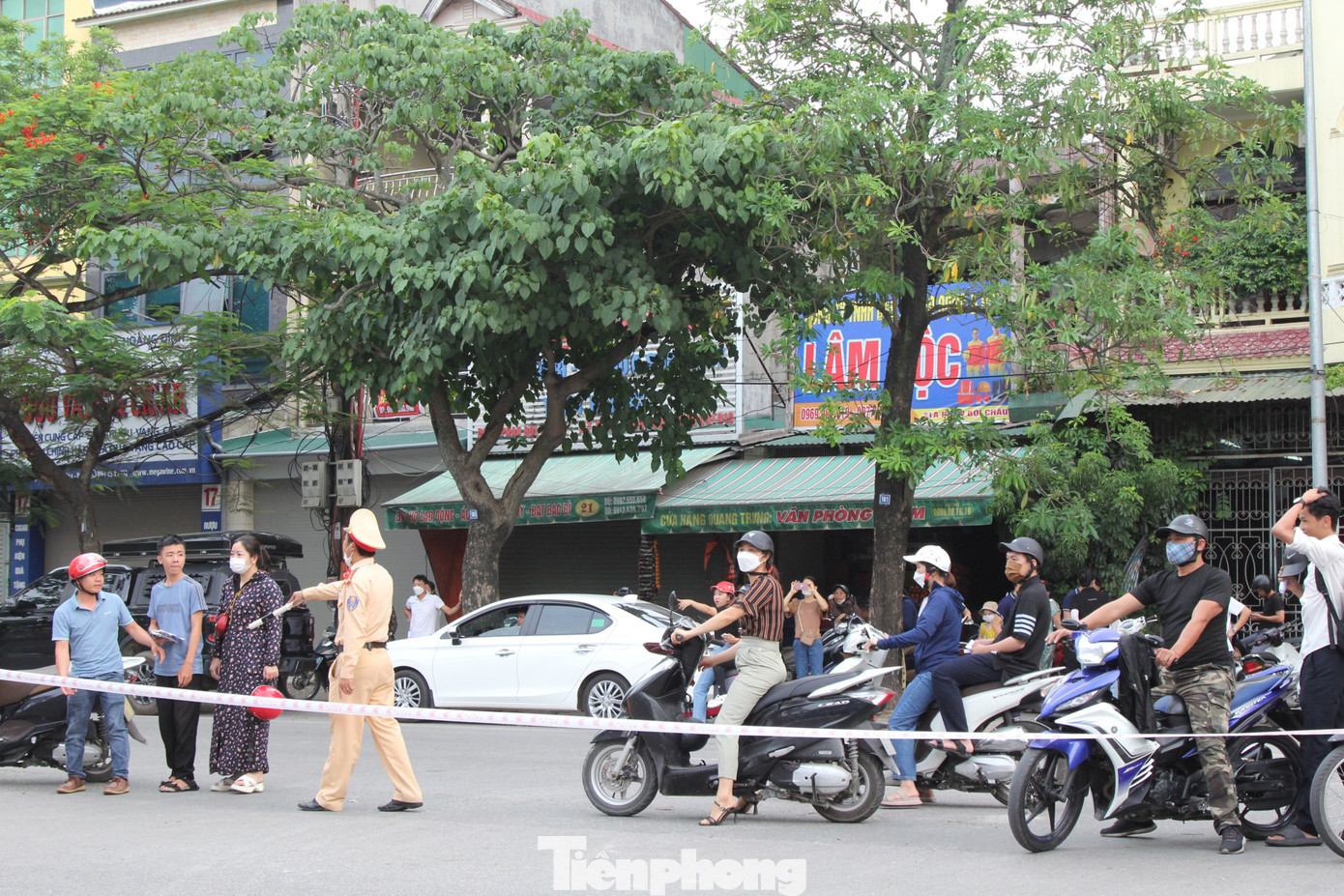 Nhiều phương tiện được hướng dẫn dừng đỗ xe đúng vị trí để không ảnh hưởng các phương tiện khác lưu thông, tránh ách tắc.