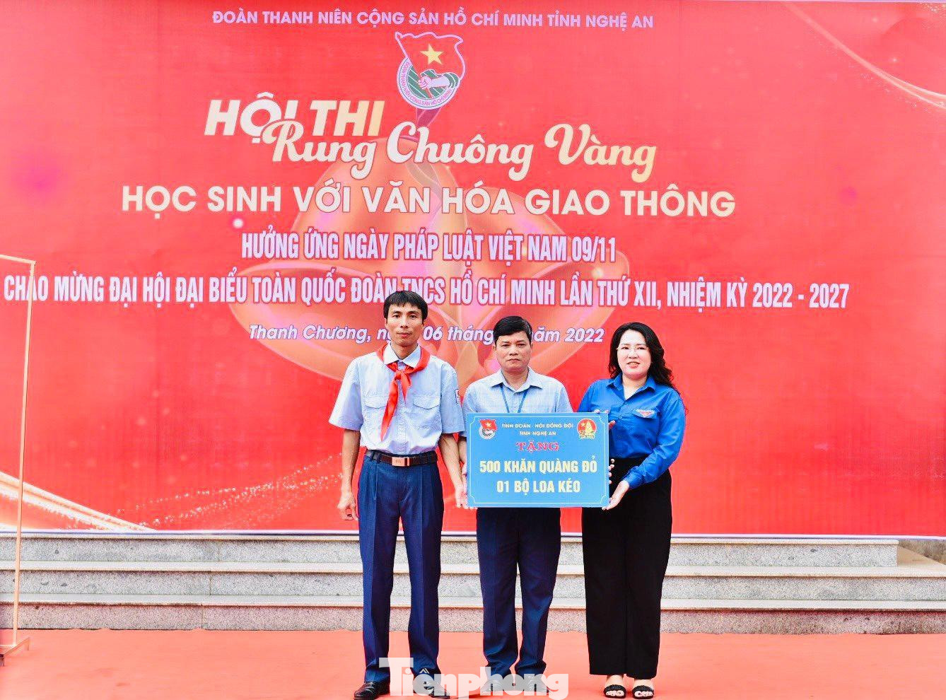 Ban Thường vụ Tỉnh Đoàn, Hội đồng Đội Nghệ An trao tặng 500 khăn quàng đỏ và một bộ loa kéo