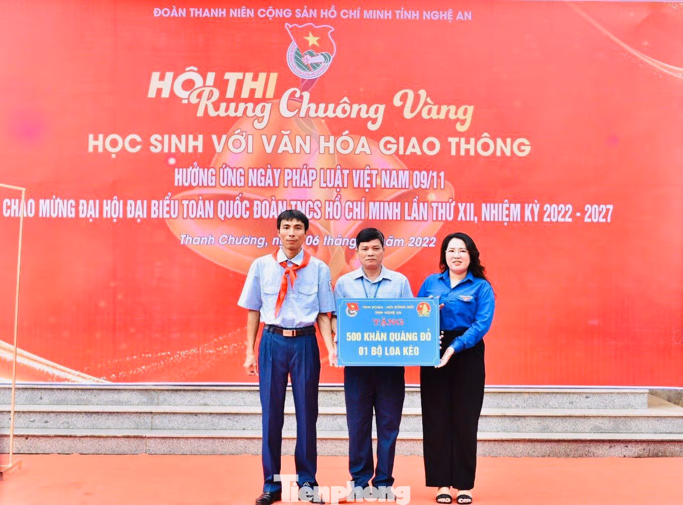 Ban Thường vụ Tỉnh Đoàn, Hội đồng Đội Nghệ An trao tặng 500 khăn quàng đỏ và một bộ loa kéo Ban Thường vụ Tỉnh Đoàn, Hội đồng Đội Nghệ An trao tặng 500 khăn quàng đỏ và một bộ loa kéo