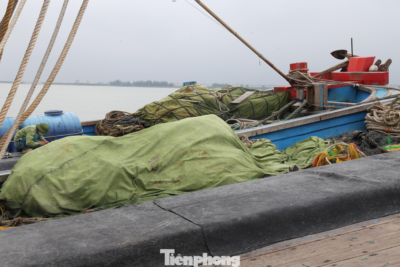 Vật dụng ra khơi được ngư dân che chắn cẩn thận.