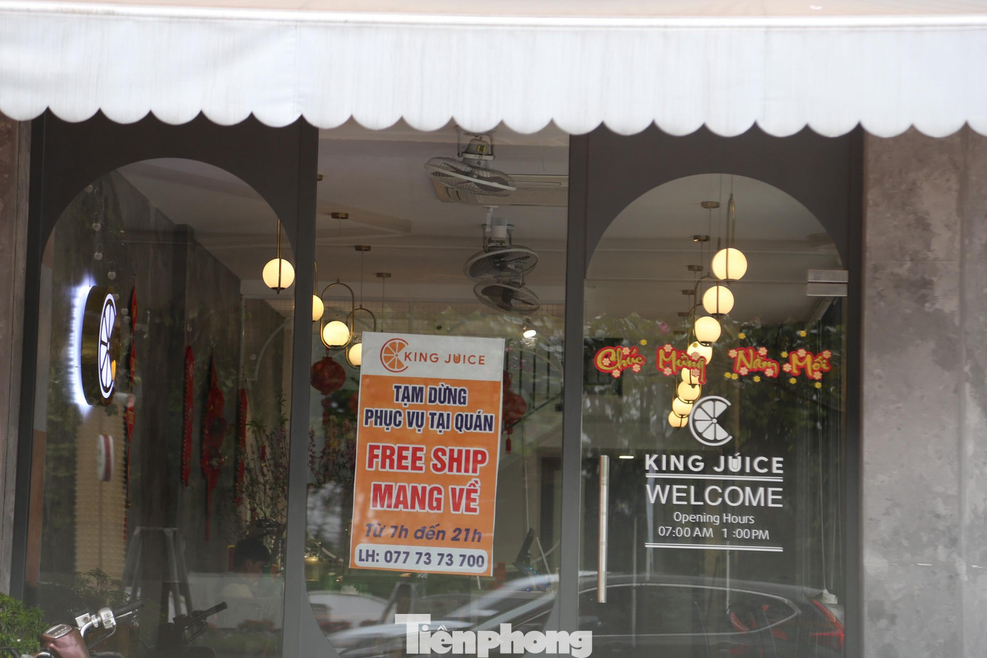 Việc bán hàng mang về khiến doanh thu của các chủ cửa hàng bị thuyên giảm, tuy nhiên, hầu hết các hàng quán đều sẵn sàng chấp nhận để chống dịch.