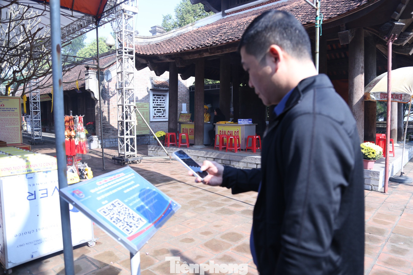 Người dân quét mã QR để tìm hiểu thông tin lịch sử về đền thờ Hoàng đế Quang Trung.