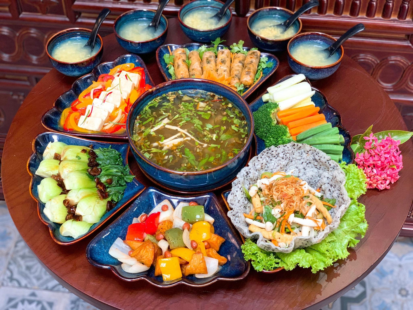 Mâm cúng chay được nhiều người dân TP Vinh đặt cúng rằm tháng Bảy Mâm cúng chay được nhiều người dân TP Vinh đặt cúng rằm tháng Bảy