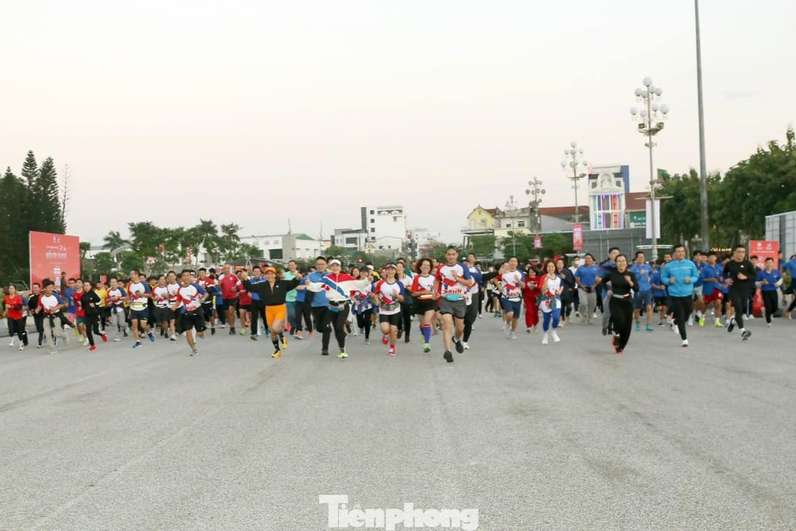 Giải chạy thu hút hơn 2.000 vận động viên tham gia.