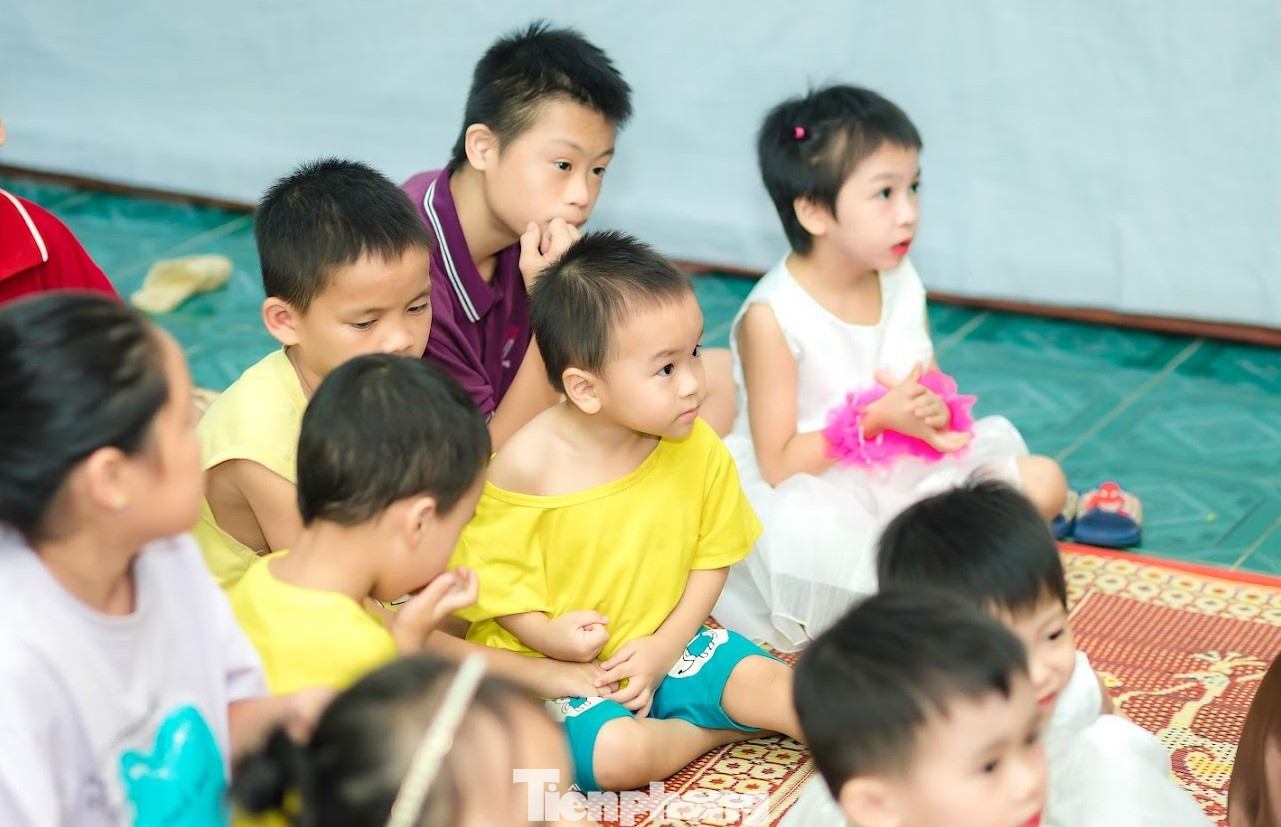 Trung tâm Công tác xã hội tỉnh Nghệ An hiện đang nuôi dưỡng, dạy dỗ 60 trẻ bị bỏ rơi, mồ côi, lang thang cơ nhỡ và 2 người già không nơi nương tựa.