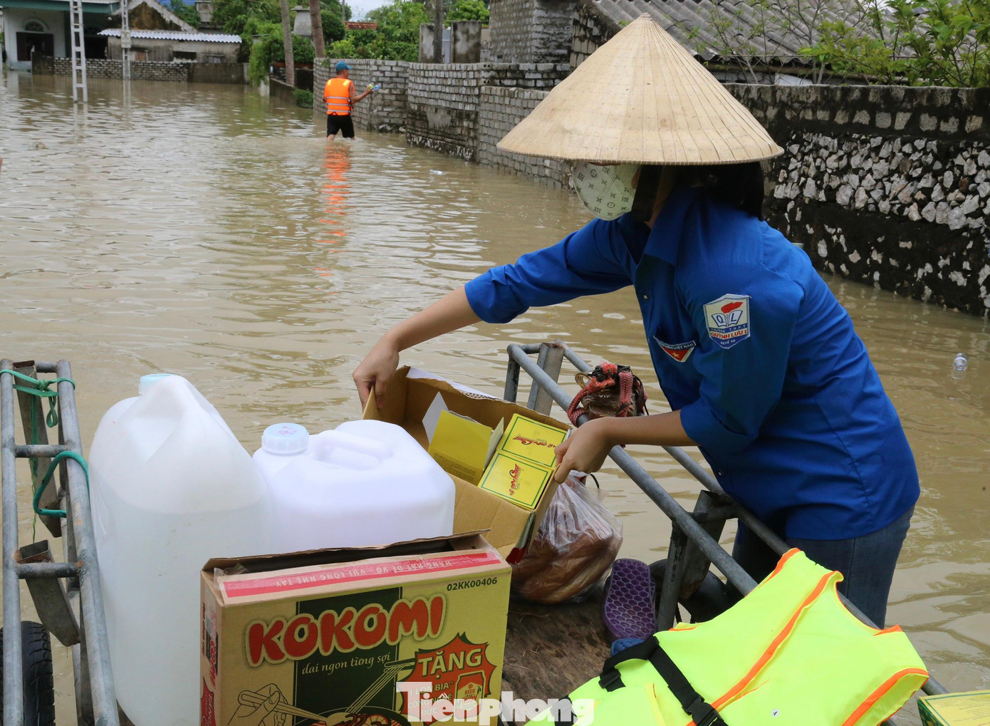 Theo Bí thư Đoàn xã Quỳnh Hồng, trên địa bàn còn hàng trăm hộ ngập lụt. Trong sáng 27/9, bên cạnh hỗ trợ người dân dọn dẹp vệ sinh, ĐVTN tiếp tục tiếp tế lương thực gồm bánh mỳ, mỳ tôm, lương khô, nước sạch,.... cho những hộ bị ngập.