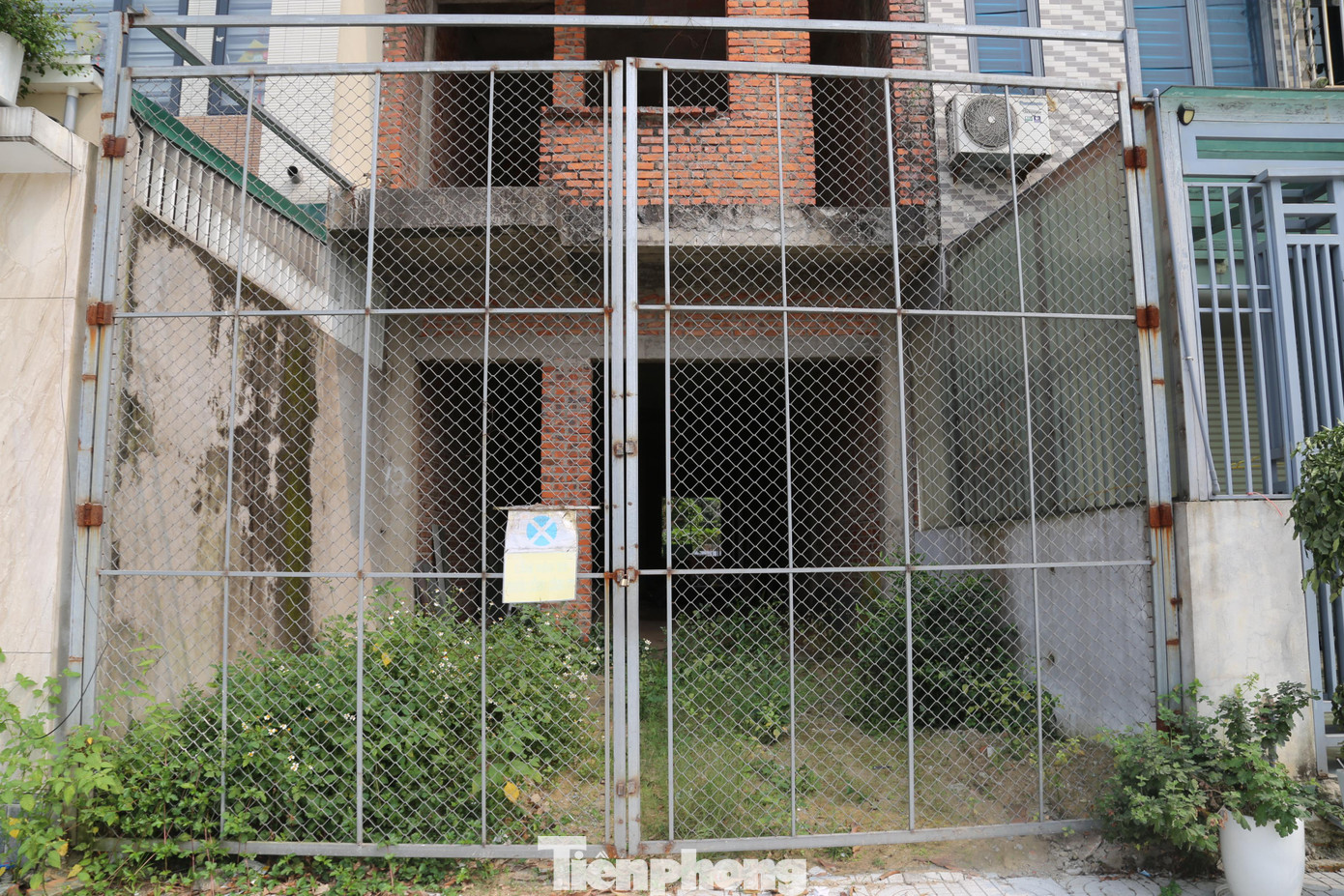 Cổng khóa kín tại một căn liền kề bị bỏ hoang