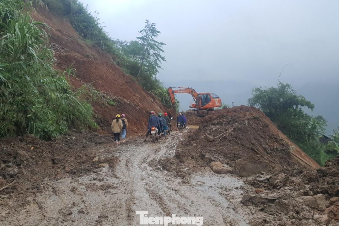 Hai tháng sau lũ quét, tuyến đường độc đạo đi xã biên giới Tây Sơn vẫn ngổn ngang