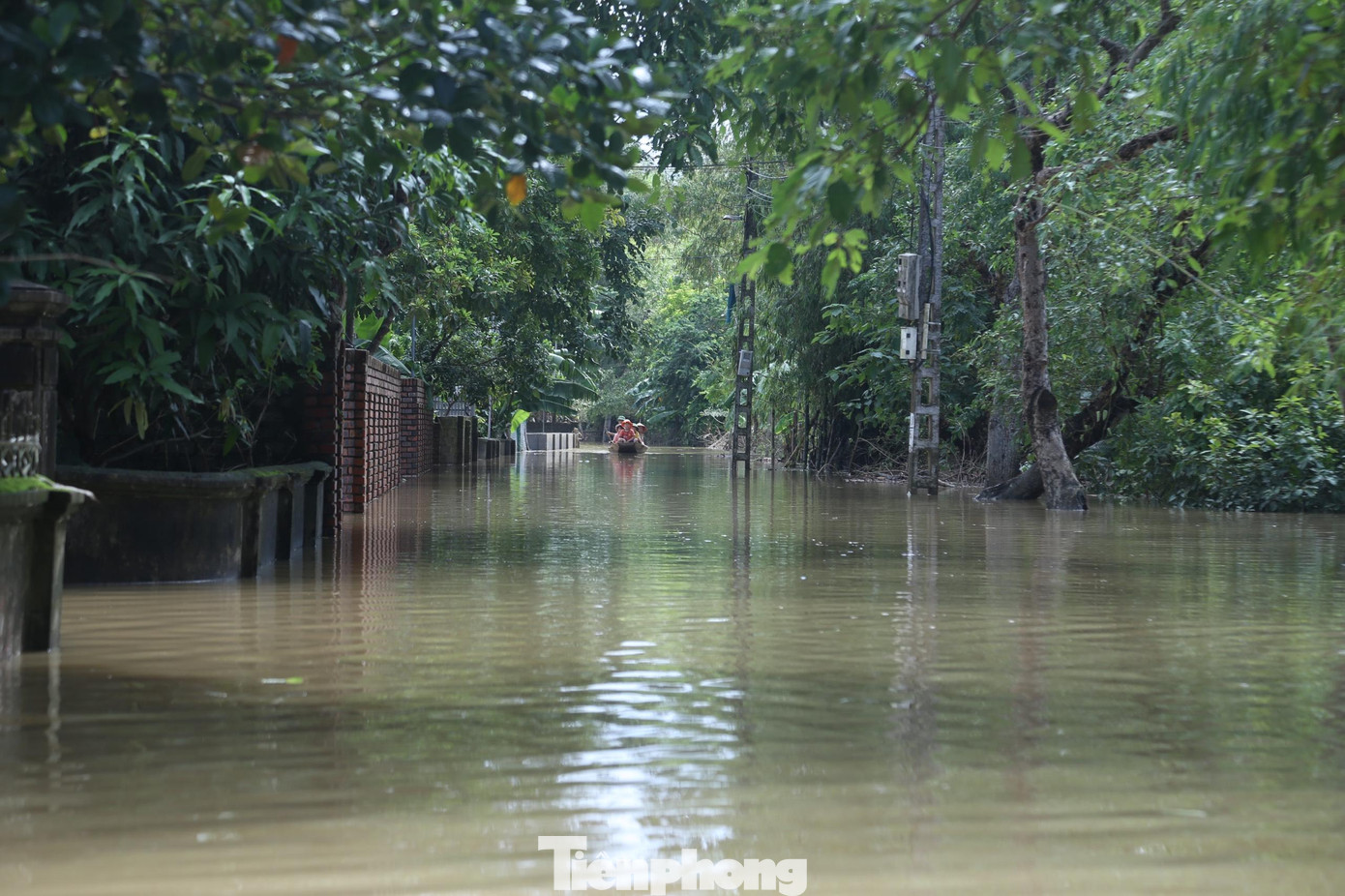 Ghi nhận sáng 6/10, mực nước tại tâm lụt xã Châu Nhân, huyện Hưng Nguyên, Nghệ An cơ bản đã rút. Tuyến đường vào trung tâm xã Hưng Nhân cũ đã có thể đi lại. Tuy nhiên, xóm Phú Xuân và một phần các xóm 7, 8, 9 với hơn 600 hộ dân vẫn đang bị cô lập. Ghi nhận sáng 6/10, mực nước tại tâm lụt xã Châu Nhân, huyện Hưng Nguyên, Nghệ An cơ bản đã rút. Tuyến đường vào trung tâm xã Hưng Nhân cũ đã có thể đi lại. Tuy nhiên, xóm Phú Xuân và một phần các xóm 7, 8, 9 với hơn 600 hộ dân vẫn đang bị cô lập.