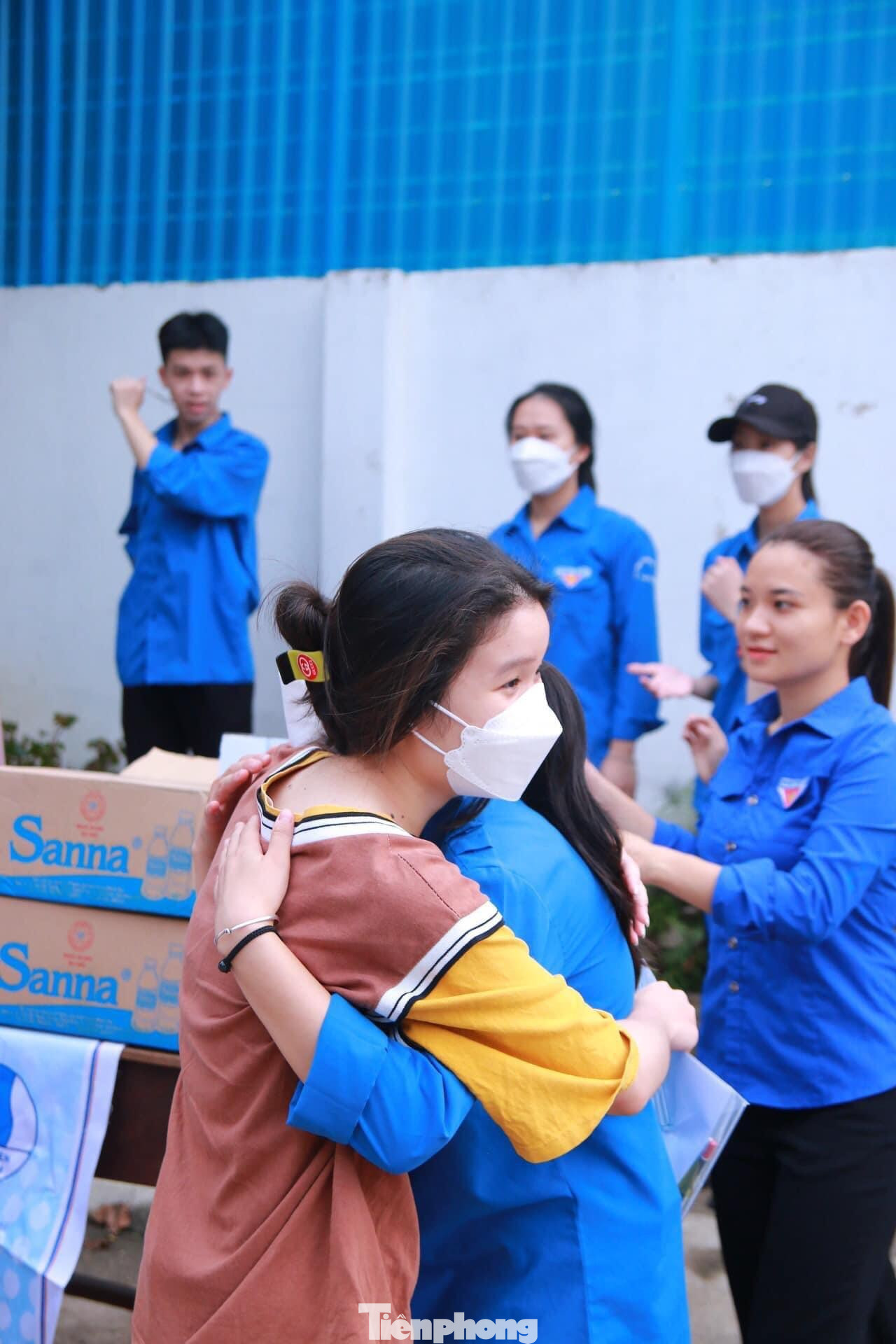 Những cái ôm động viên các sĩ tử