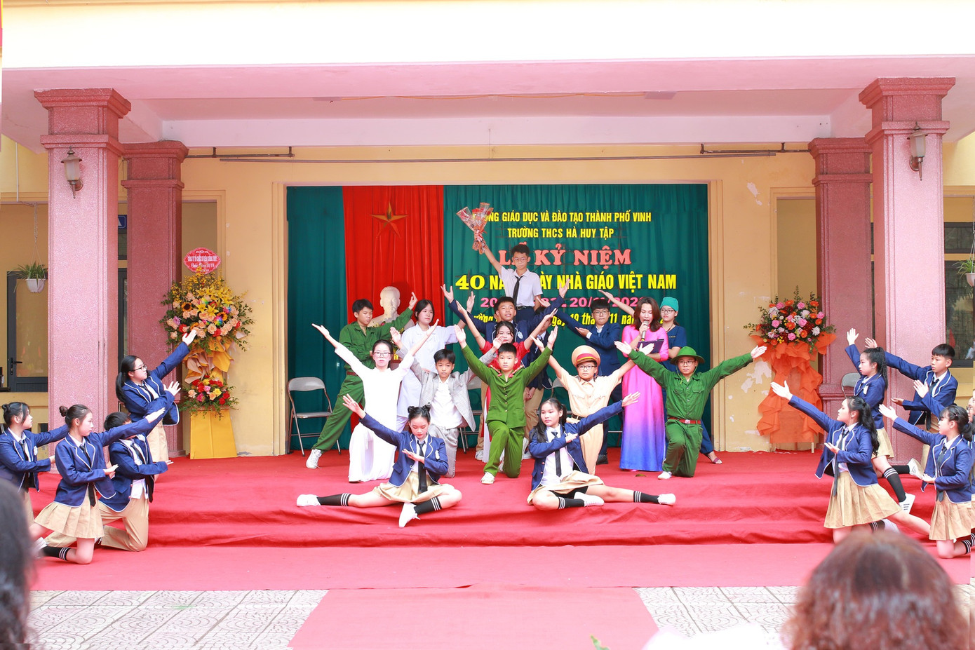 Một tiết mục văn nghệ tại trường THCS Hà Huy Tập