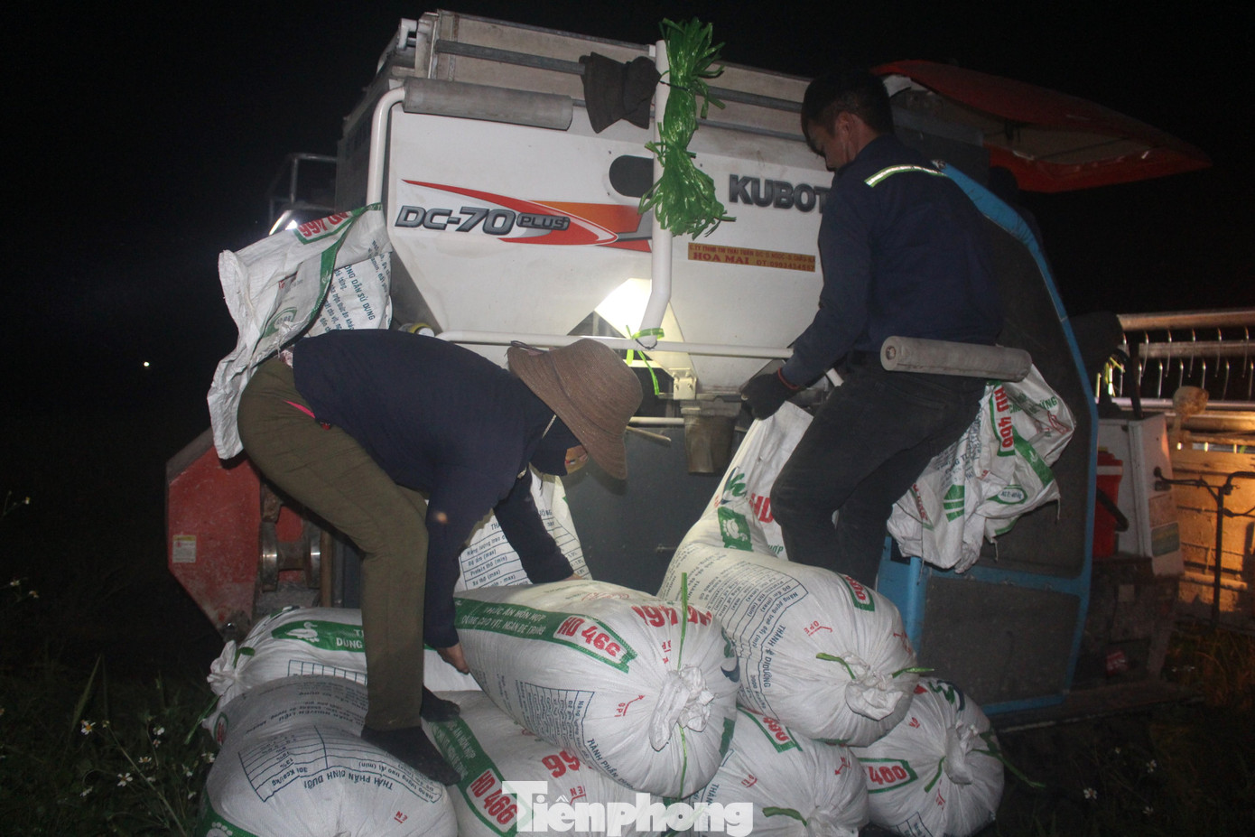 Hơn 22h đêm, dù đã mệt lử nhưng anh Hà Văn Quang (trú xã Mã Thành, huyện Yên Thành) vẫn tất bật lái chiếc công nông ra cánh đồng vận chuyển lúa chuyến thứ 17 trong ngày. “Ngày hôm nay, tôi chở được 17 chuyến, thu về khoảng 2,5 triệu đồng”, anh nói. Hơn 22h đêm, dù đã mệt lử nhưng anh Hà Văn Quang (trú xã Mã Thành, huyện Yên Thành) vẫn tất bật lái chiếc công nông ra cánh đồng vận chuyển lúa chuyến thứ 17 trong ngày. “Ngày hôm nay, tôi chở được 17 chuyến, thu về khoảng 2,5 triệu đồng”, anh nói.