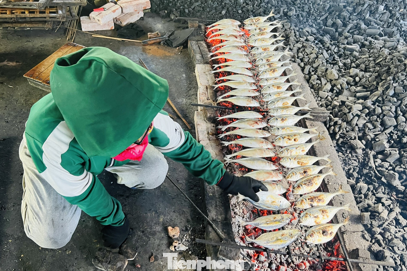 Thâm niên hơn 10 năm nướng cá, chị Nguyễn Thị Hương (38 tuổi) cho hay, một mẻ cá nướng từ lúc đưa lên lò đến lúc chín khoảng 25-30 phút nếu cá to, 10-15 phút với cá loại nhỏ.