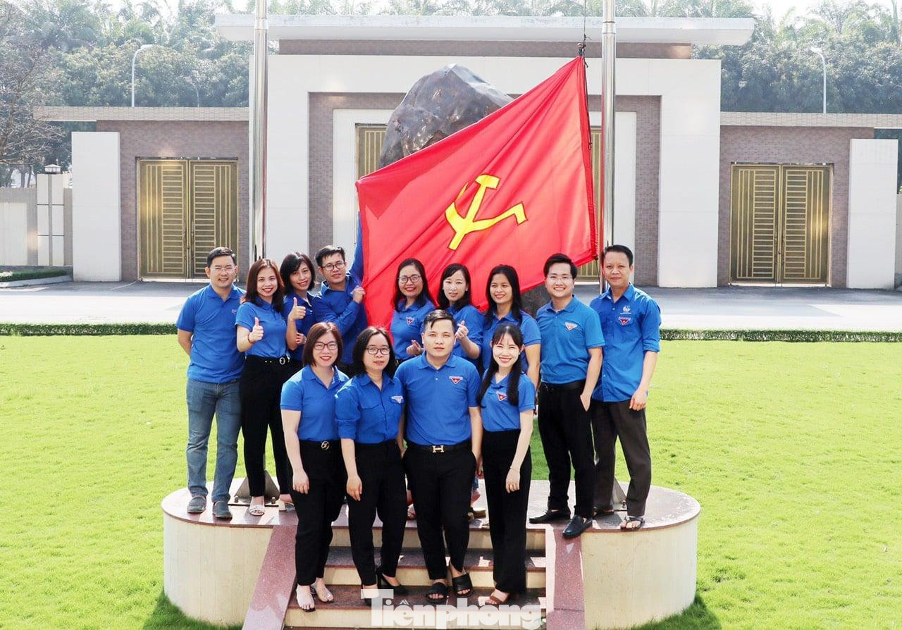 Tự hào là Đoàn thanh niên Cộng sản Hồ Chí Minh - Đoàn viên Chi đoàn văn phòng UBND tỉnh Nghệ An vững bước dưới ngọn cờ vinh quang của Đảng, tự hào tô thắm truyền thống vẻ vang của Đoàn, nguyện đem hoài bão, khát vọng của tuổi trẻ xây dựng quê hương, đất nước.