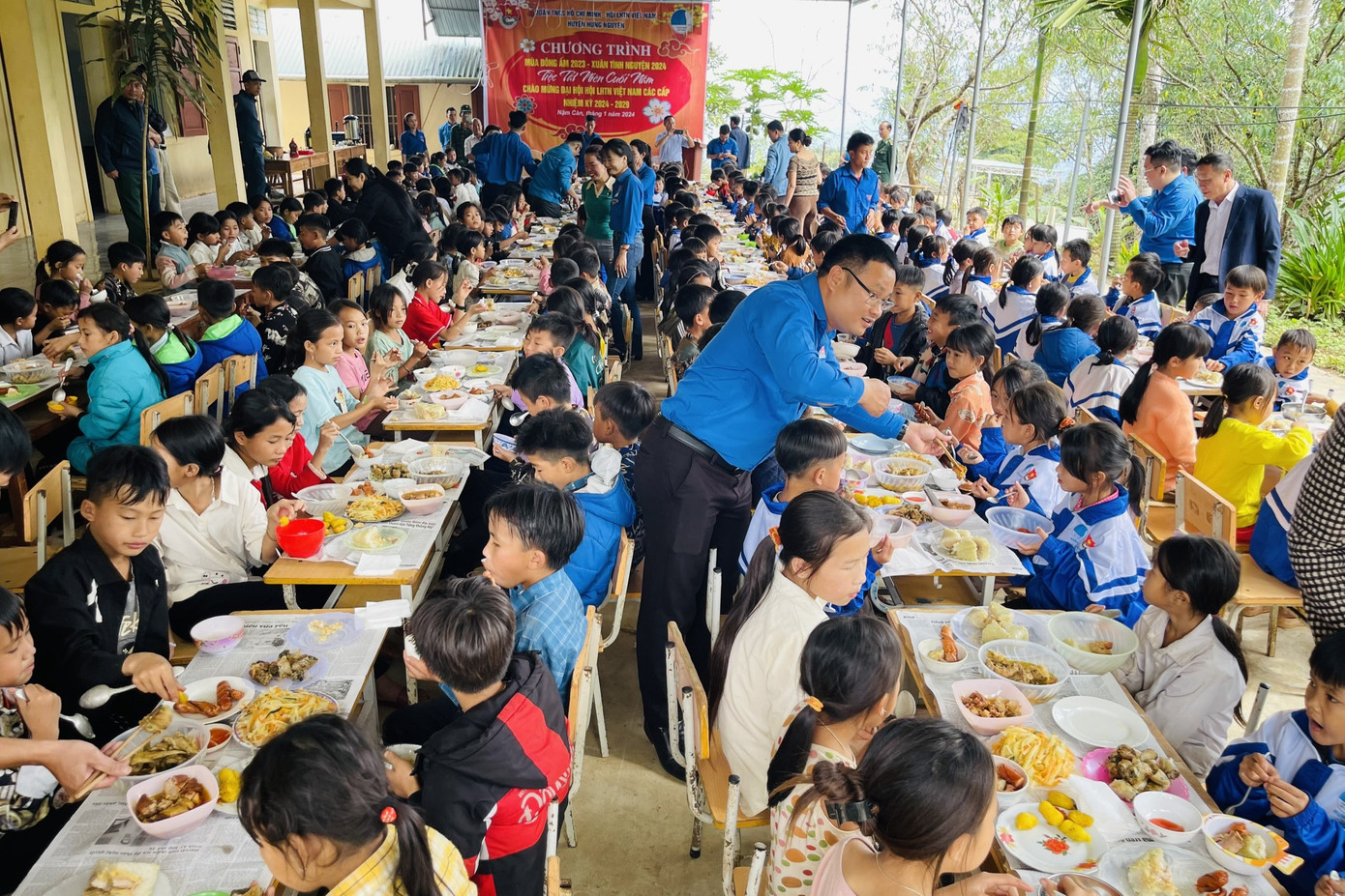 Thực hiện chương trình Mùa đông ấm, Xuân tình nguyện năm 2024, sáng 19/1, Huyện Đoàn, Hội liên hiệp thanh niên huyện Hưng Nguyên (Nghệ An) đã tổ chức bữa cơm đoàn viên ngày Tết cho hàng trăm em nhỏ của Trường Phổ thông Dân tộc bán trú Tiểu học và THCS Nậm Càn, huyện Kỳ Sơn.