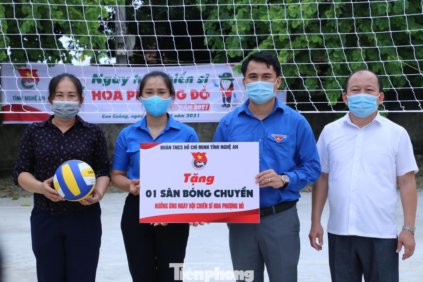 Trao tặng 1 sân bóng chuyền, 1 sân chơi cho thanh thiếu nhi tại Nhà văn hóa bản Khe Ló (xã Môn Sơn). (Ảnh: Thu Hiền)