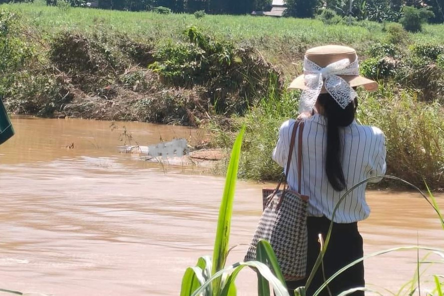Đến sáng 3/10, thi thể nam sinh được tìm thấy cách vị trí em gặp nạn khoảng hơn 20 km. Đến sáng 3/10, thi thể nam sinh được tìm thấy cách vị trí em gặp nạn khoảng hơn 20 km.