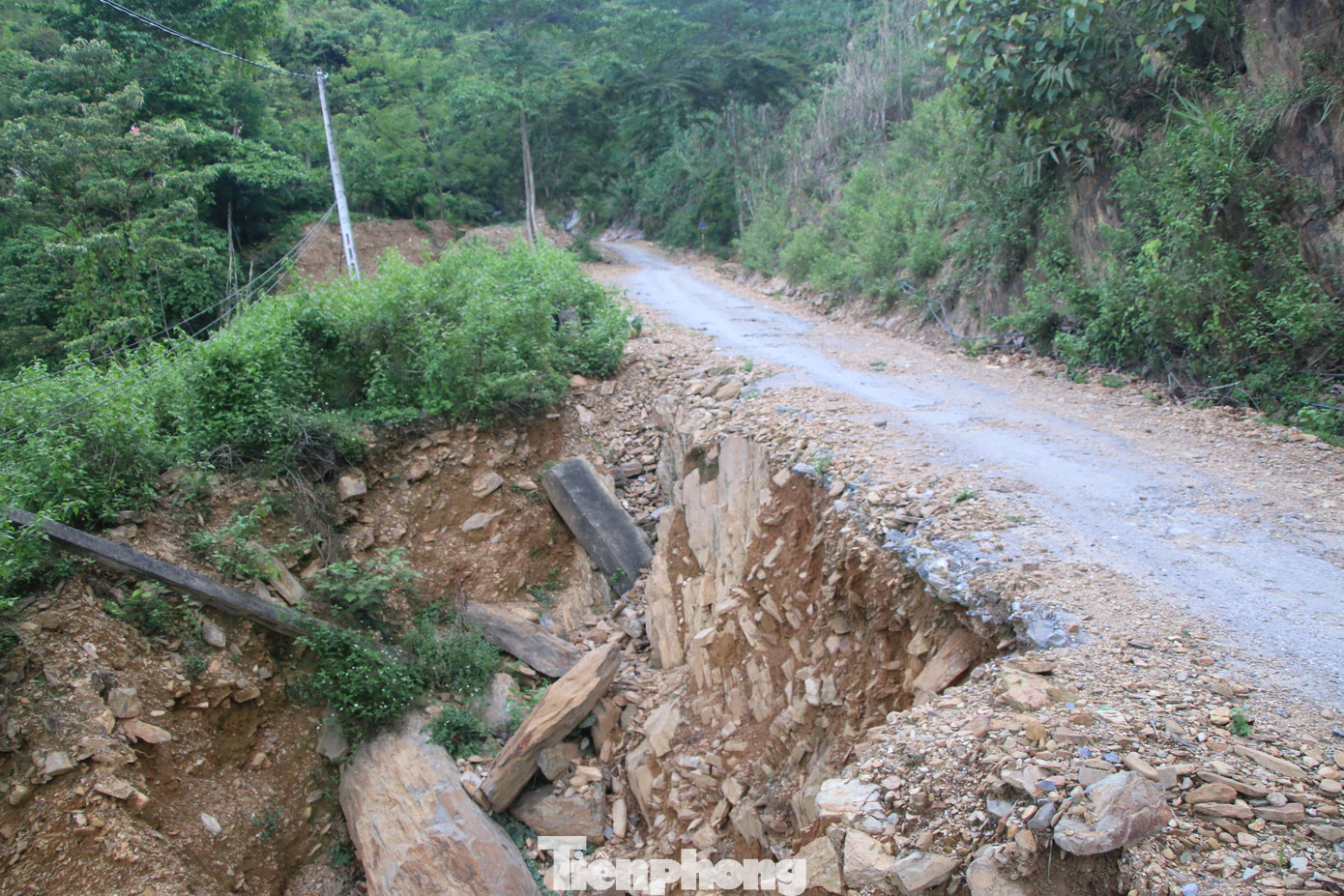 Con đường độc đạo bị xuống cấp, sạt lở gây khó khăn, nguy hiểm cho người dân và phương tiện di chuyển trên tuyến đường này.